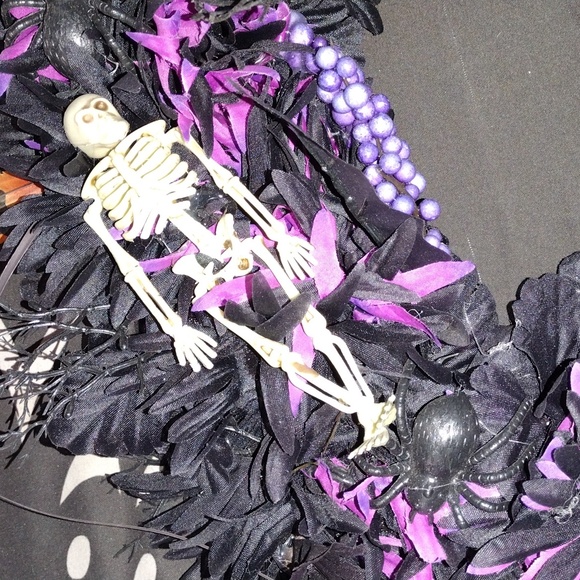 Spooky Wreath & Hanger - Picture 8 of 10